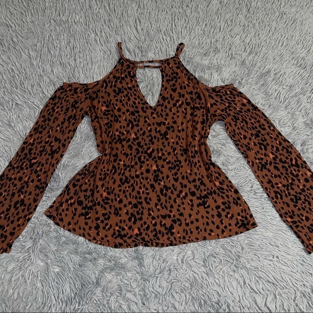 Mossimo Cold Shoulder Animal Print Top 5️⃣✖️3️⃣0️⃣